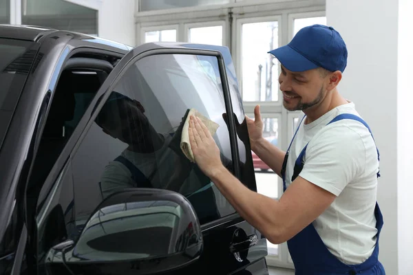 Obrero Teñido Ventana Del Coche Con Papel Aluminio Taller — Foto de Stock