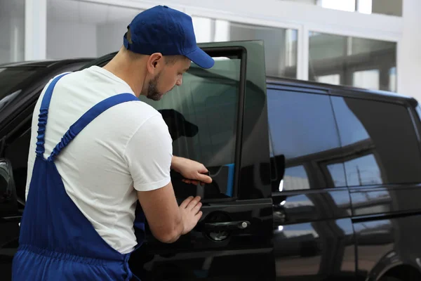 Obrero Teñido Ventana Del Coche Con Papel Aluminio Taller — Foto de Stock