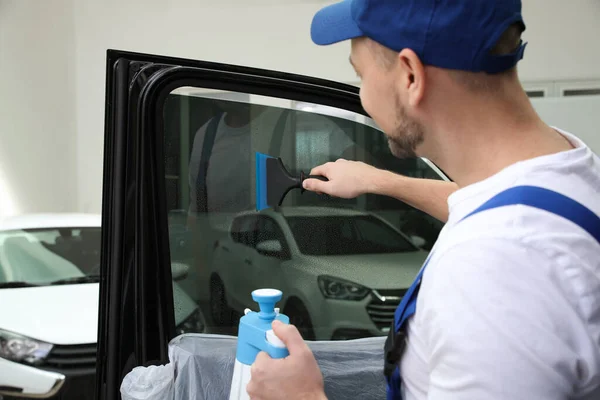 Trabajador Lavado Ventana Coche Teñido Taller — Foto de Stock