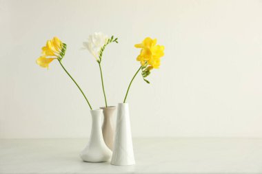 Beyaz mermer masada güzel frezya çiçekleri