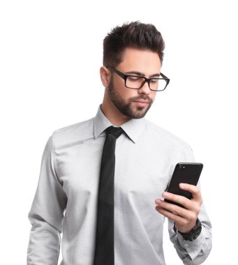 Beyaz arka planda akıllı telefonu olan genç bir iş adamı