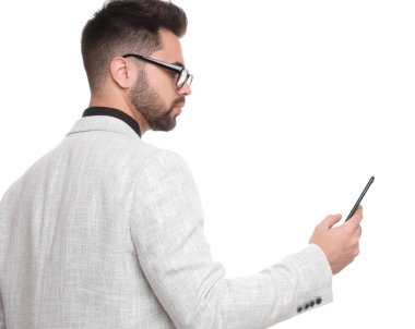 Beyaz arka planda akıllı telefonu olan genç bir iş adamı
