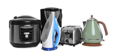 Modern ev aletleri beyaz üzerine izole edilmiş.