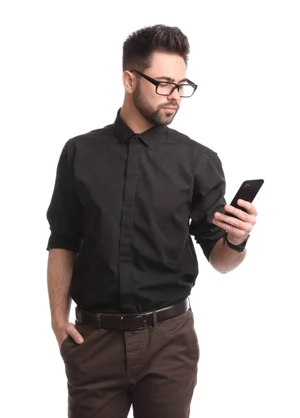 拥有白色背景智能手机的年轻商人 — 图库照片