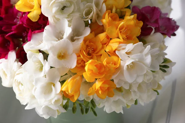 Vacker Bukett Med Färska Freesia Blommor Ljus Bakgrund Närbild — Stockfoto