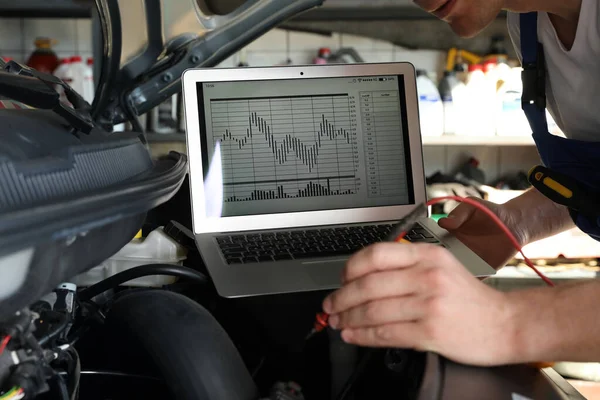 Mechanica Met Laptop Doet Auto Kenmerkend Bij Auto Reparatiewerkplaats Close — Stockfoto