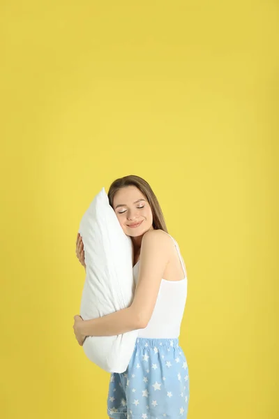 Jovem Com Travesseiro Fundo Amarelo — Fotografia de Stock