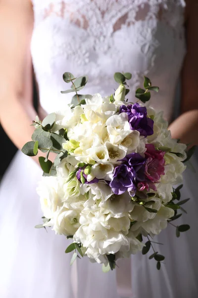 Menyasszony Gazdaság Gyönyörű Csokor Tavaszi Freesia Virágok Közelkép — Stock Fotó