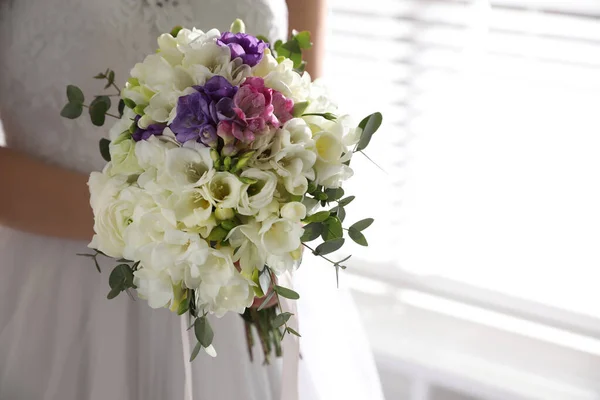 Novia Sosteniendo Hermoso Ramo Con Flores Primavera Freesia Primer Plano — Foto de Stock