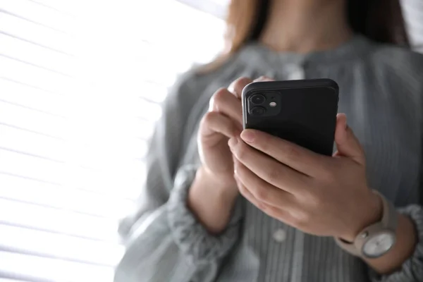 Mykolaiv Ucrânia Março 2020 Mulher Segurando Iphone Preto Dentro Casa — Fotografia de Stock