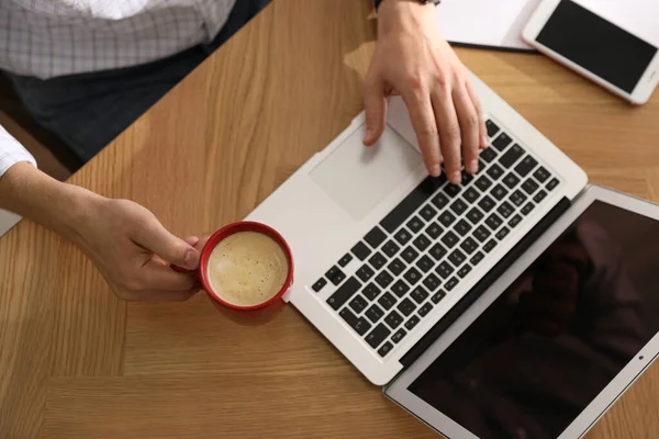 Человек Чашкой Кофе Ноутбуком Рабочем Месте Крупным Планом — стоковое фото