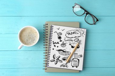 Açık mavi ahşap masa üzerinde ofis kırtasiye ve kahve fincan ile Düz yatıyordu kompozisyon