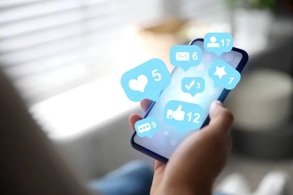 Человек Использует Современный Смартфон Помещении Крупным Планом Социальный Маркетинг — стоковое фото