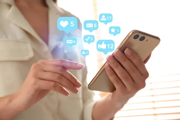 Молодая Женщина Использует Современный Смартфон Помещении Крупным Планом Социальный Маркетинг — стоковое фото