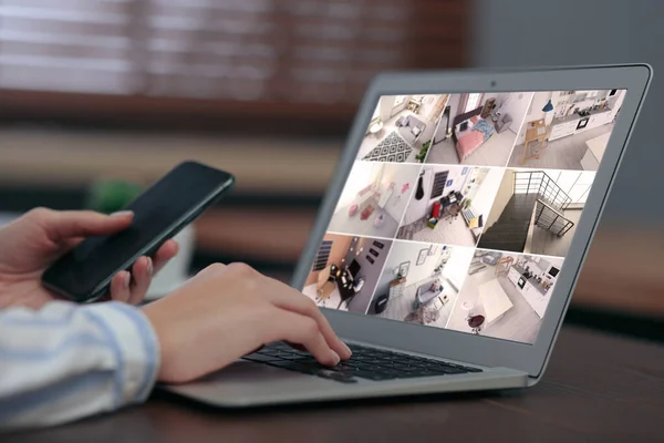 Mulher Monitorando Câmeras Cctv Modernos Laptop Dentro Casa Close Sistema — Fotografia de Stock