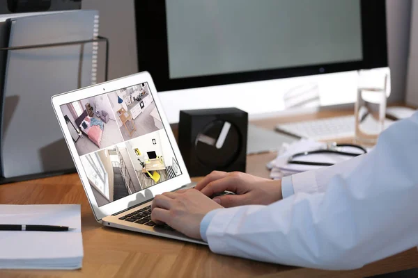 Homem Monitorando Câmeras Cctv Modernos Laptop Dentro Casa Close Sistema — Fotografia de Stock