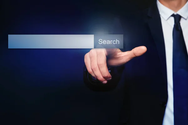 Επιχειρηματίας Χρησιμοποιώντας Γραμμή Αναζήτησης Στην Εικονική Οθόνη Closeup — Φωτογραφία Αρχείου