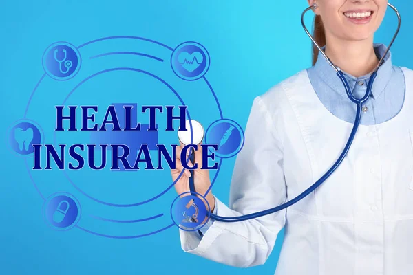 短语健康保险 图标和医生与听诊器蓝色背景 — 图库照片