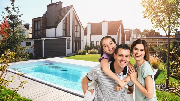 Familia Feliz Sonriendo Cerca Nueva Casa — Foto de Stock