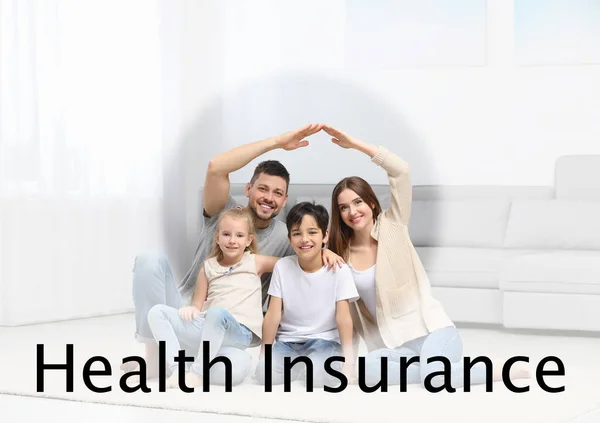 自宅で手で家の屋根を形成する幸せな家族 健康保険 — ストック写真