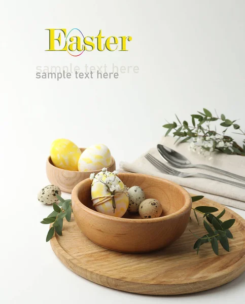 用桉树和鸡蛋摆设节日餐桌 复活节贺卡 — 图库照片
