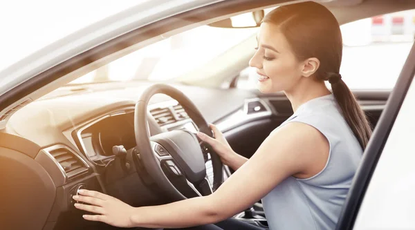 幸せな若いです女性運転現代車上の晴れた日 — ストック写真