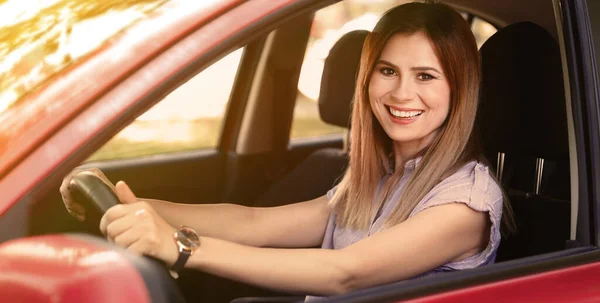 Mulher Feliz Dirigindo Carro Moderno Dia Ensolarado — Fotografia de Stock
