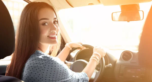 Ευτυχισμένη Νεαρή Γυναίκα Κάθεται Στο Σύγχρονο Αυτοκίνητο Την Ηλιόλουστη Μέρα — Φωτογραφία Αρχείου