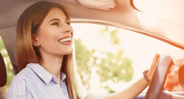 Szczęśliwa Kobieta Prowadzi Nowoczesny Samochód Słoneczny Dzień — Zdjęcie stockowe