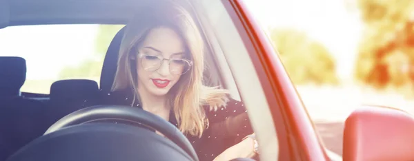 若い女性は晴れた日に現代車の中で座っている バナーデザイン — ストック写真