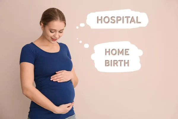 Jonge Zwangere Vrouw Beige Achtergrond Keuze Tussen Ziekenhuis Thuisbevalling — Stockfoto