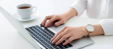 Ofisteki bilgisayarda çalışan genç bir kadın, yakın plan. Pankart tasarımı