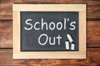 Tahta tahtada yazı tahtası var. Tahta arka planda, üst görünümde.