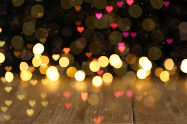 Şenlik ışıklarına karşı boş ahşap yüzey. Parti atmosferi