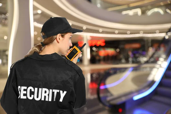 Güvenlik Görevlisi Modern Alışveriş Merkezinde Taşınabilir Radyo Vericisi Kullanıyor Mesaj — Stok fotoğraf