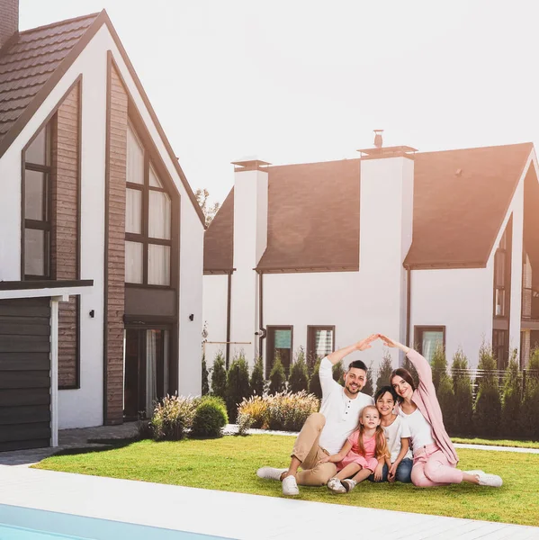 Feliz Familia Sentada Sonriendo Cerca Nueva Casa — Foto de Stock