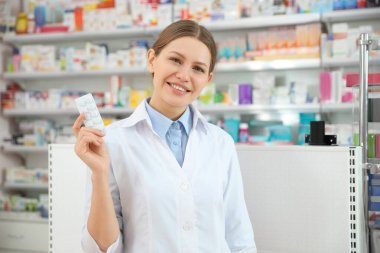 Modern eczanede hapları olan profesyonel eczacı.