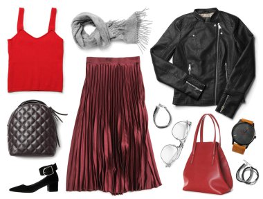 Beyaz arka planda şık kadın kıyafetleri ve aksesuarları.