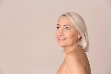 Bej arka planda güzel olgun bir kadının portresi. Metin için boşluk