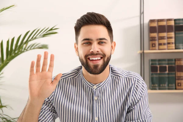 Hombre Joven Que Utiliza Chat Vídeo Casa Vista Desde Cámara — Foto de Stock