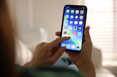 MYKOLAIV, UKRAINE - 16 Mart 2020: iPhone 11 'i elinde tutan kadın kapalı alanda, yakın plan