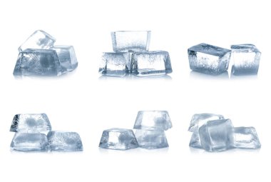 Beyaz zemin üzerinde buz küpleri kümesi