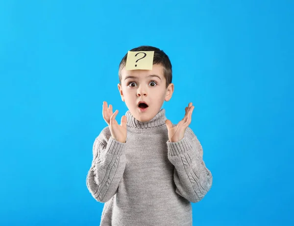 Emotioneel Jongetje Met Vraagteken Lichtblauwe Achtergrond — Stockfoto