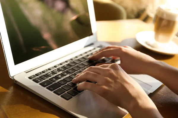 Mulher Usando Laptop Mesa Close Mãos — Fotografia de Stock