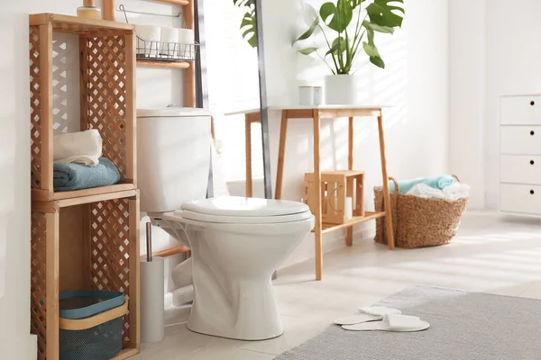 Interior Casa Banho Elegante Com Vaso Sanitário Elementos Decoração — Fotografia de Stock