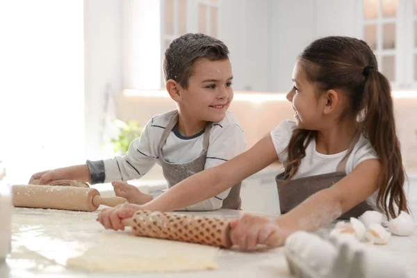 Schattige Kleine Kinderen Koken Samen Deeg Keuken — Stockfoto