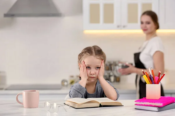 Lelah Gadis Kecil Melakukan Pekerjaan Rumah Sementara Ibu Sibuk Dapur — Stok Foto