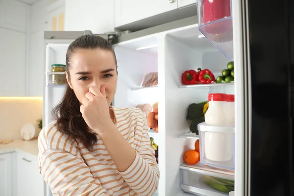 Giovane Donna Che Tiene Naso Causa Cattivo Odore Frigorifero Cucina — Foto Stock