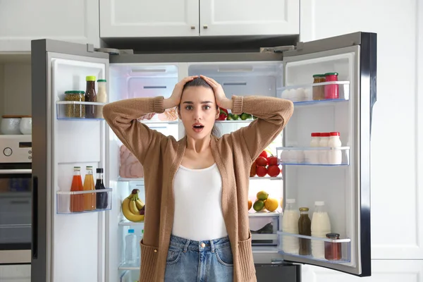 Emocionální Mladá Žena Blízkosti Otevřené Chladničky Kuchyni — Stock fotografie
