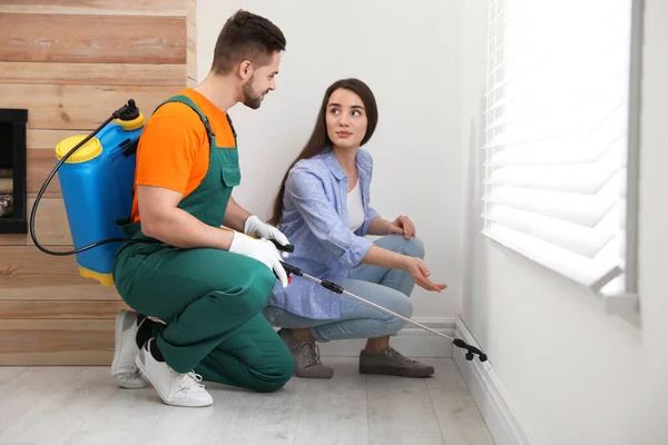 Vrouw Toont Insectensporen Aan Ongediertebestrijding Werknemer Thuis — Stockfoto